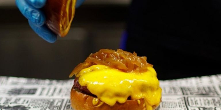 Preparación de una hamburguesa de Koby Burgers / INSTAGRAM