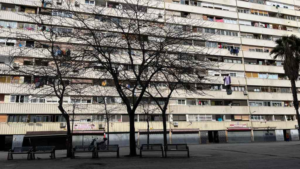 Bloques de la plaza de Camarón, donde un hombre ha sido herido por disparos en la pierna  / ÁNGELA VÁZQUEZ