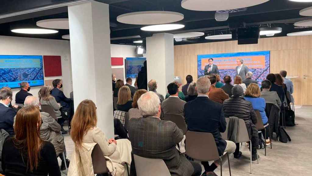 Acto de presentación en la Cámara de Comercio del informe de Barcelona Oberta sobre el comercio, con varios concejales en las primeras filas / EP