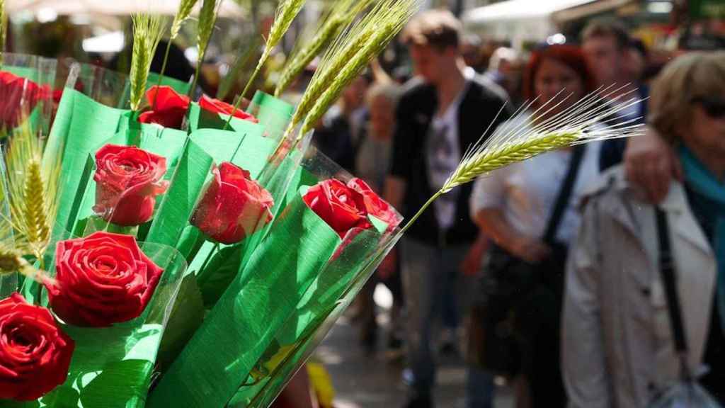 Una parada de rosas por Sant Jordi en Barcelona