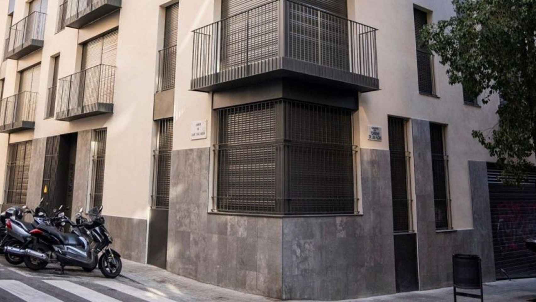 Un edificio adquirido por el Ayuntamiento de Barcelona para vivienda social en una imagen de archivo / AJ BCN