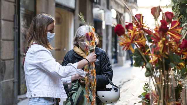 Una mujer compra una rosa por Sant Jordi