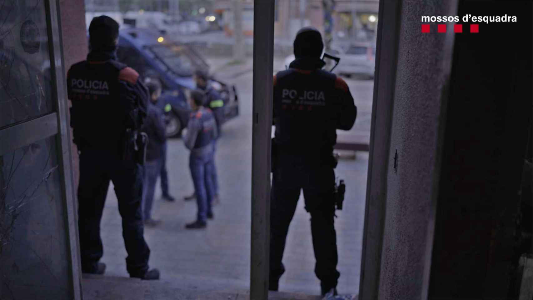 Agentes de los Mossos d'Esquadra en La Mina