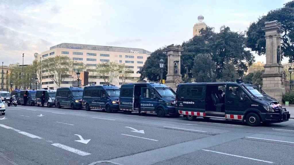 Macrodispositivo de los Mossos d'Esquadra en plaza Catalunya para desahuciar Casa África / CUP BARCELONA