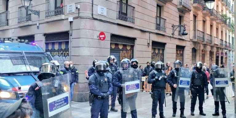 Dispositivo de los Mossos d'Esquadra para desahuciar Casa África / CUP BARCELONA