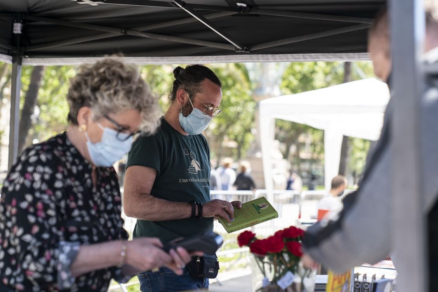 Parada de libros en el paseo Lluís Companys por Sant Jordi / AYUNTAMIENTO DE BARCELONA