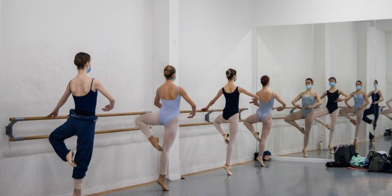 Alumnas del Ballet Ruso Barcelona durante una clase el pasado 1 de abril / GALA ESPÍN