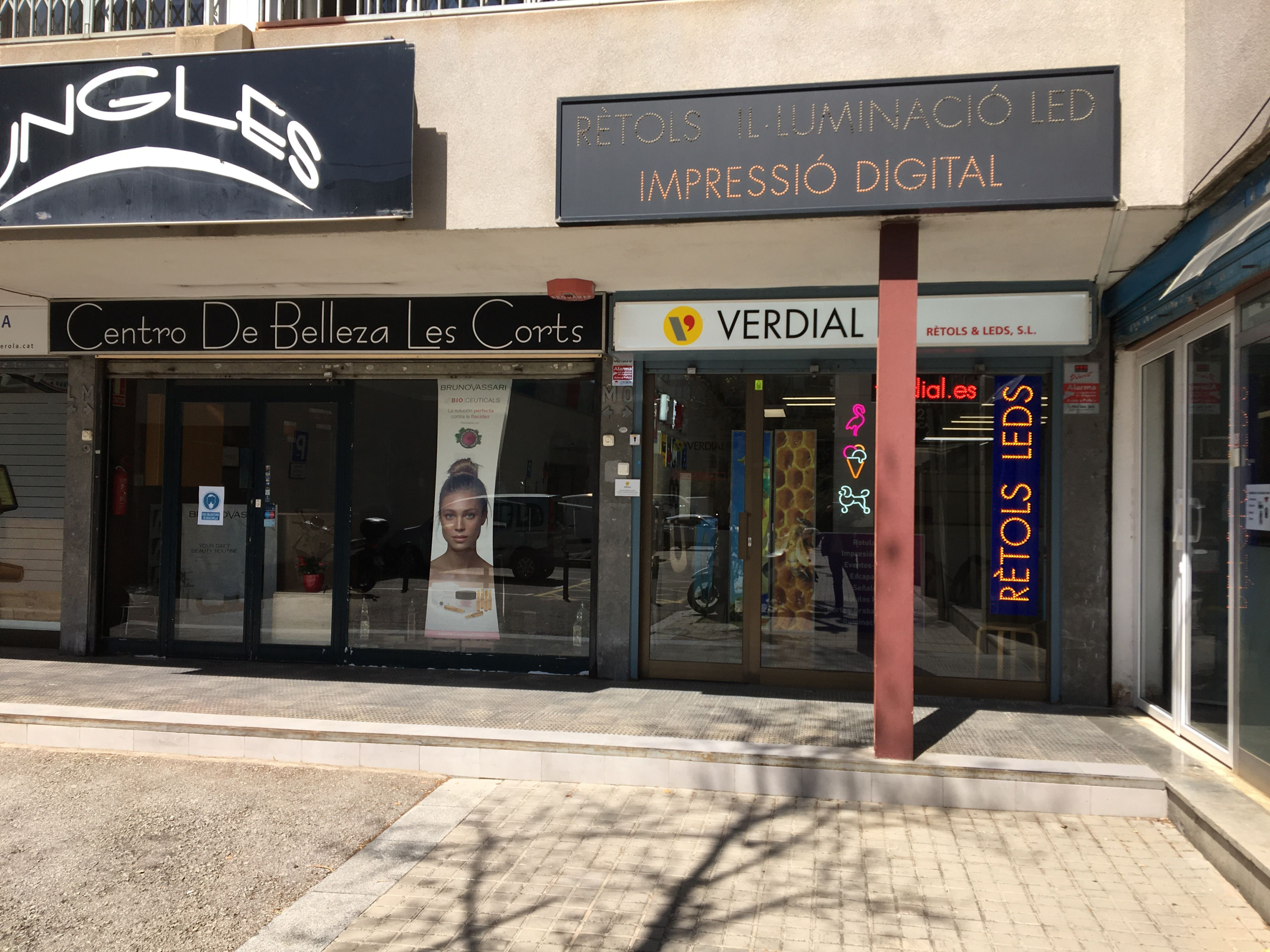 Comercios en la calle del Doctor Nubiola i Espinós / METRÓPOLI - RP