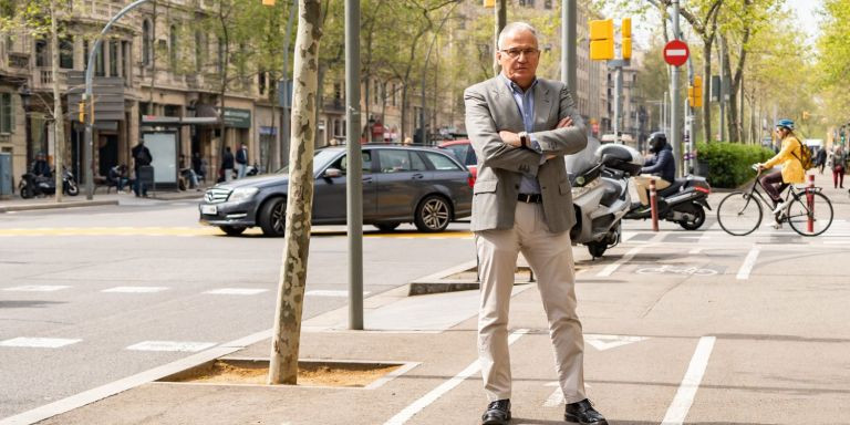 Josep Bou, en un carril bici de Gran Via / METRÓPOLI - LUIS MIGUEL AÑÓN