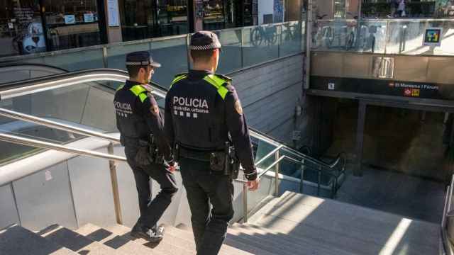 Agentes de la Guardia Urbana en la estación de El Maresme i Fòrum / GUARDIA URBANA