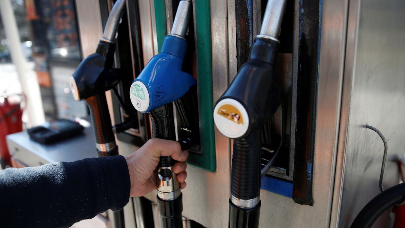 Un hombre, a punto de poner gasolina a su vehículo en una gasolinera de Barcelona / EFE