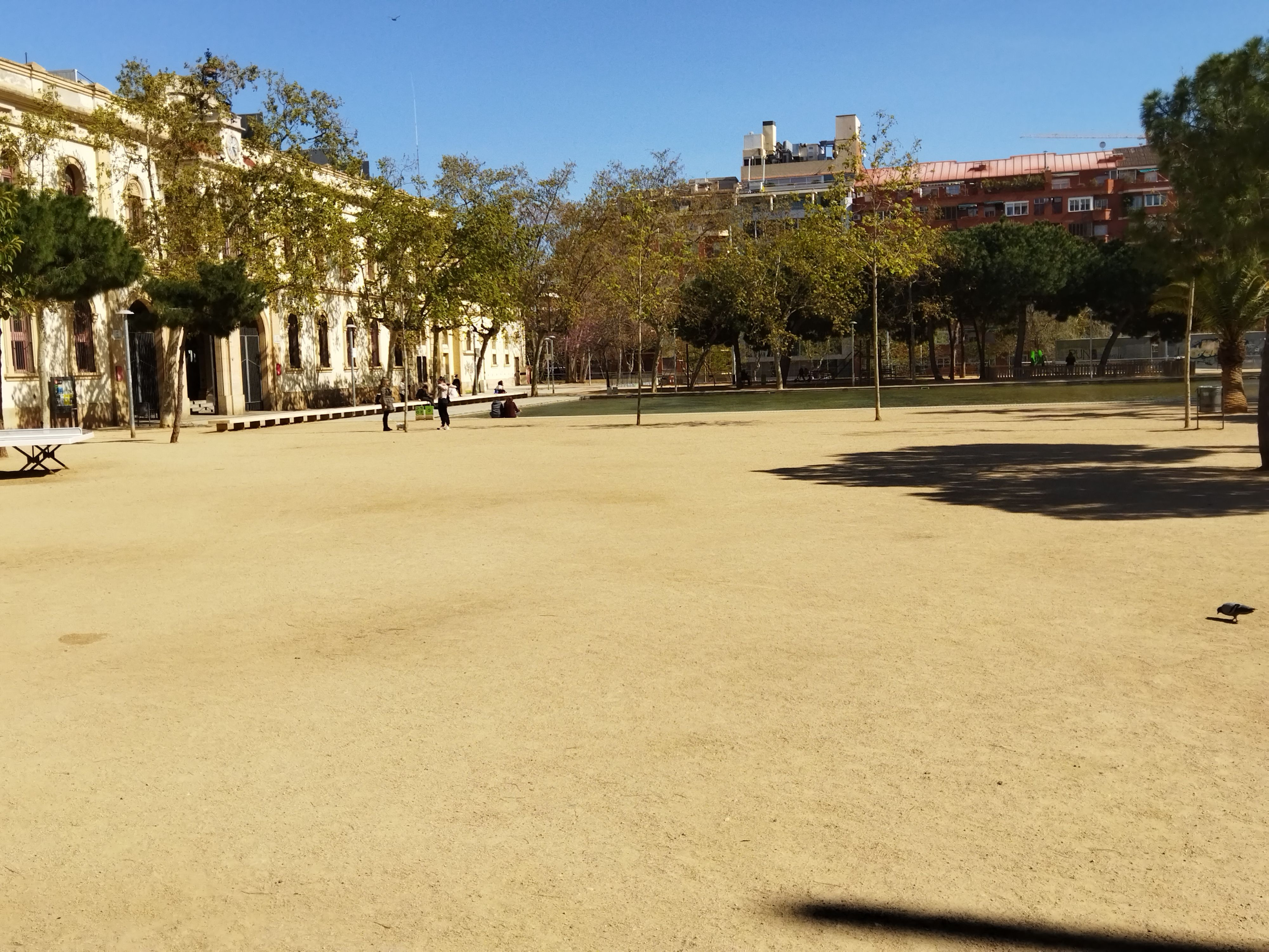 Explanada de los jardines donde se colocará la carpa del mercado de la Estrella / METRÓPOLI - JORDI SUBIRANA