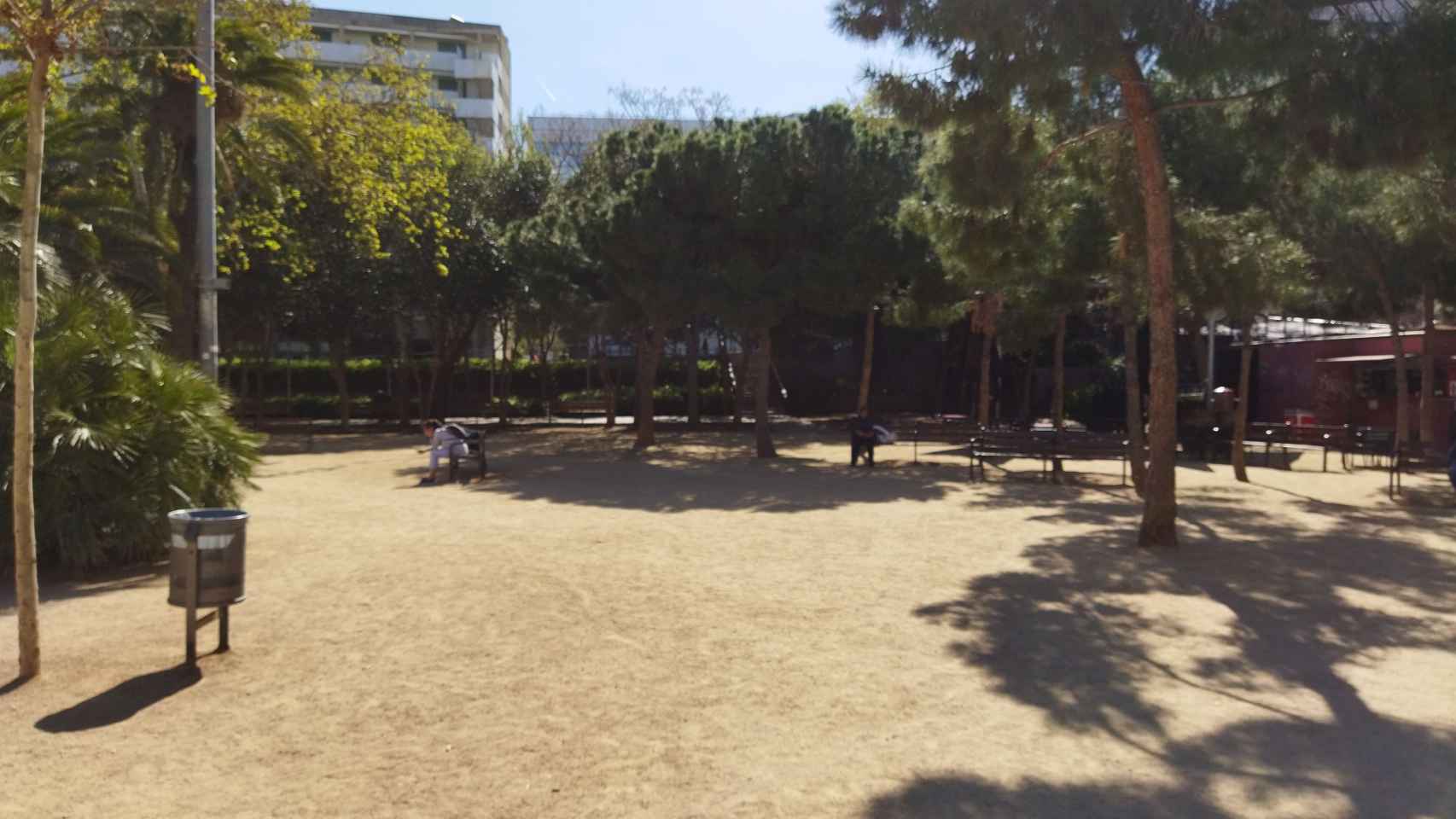 Una parte de los jardines del Baix Guinardó donde se ubicará la carpa del mercado de la Estrella / METRÓPOLI - JORDI SUBIRANA