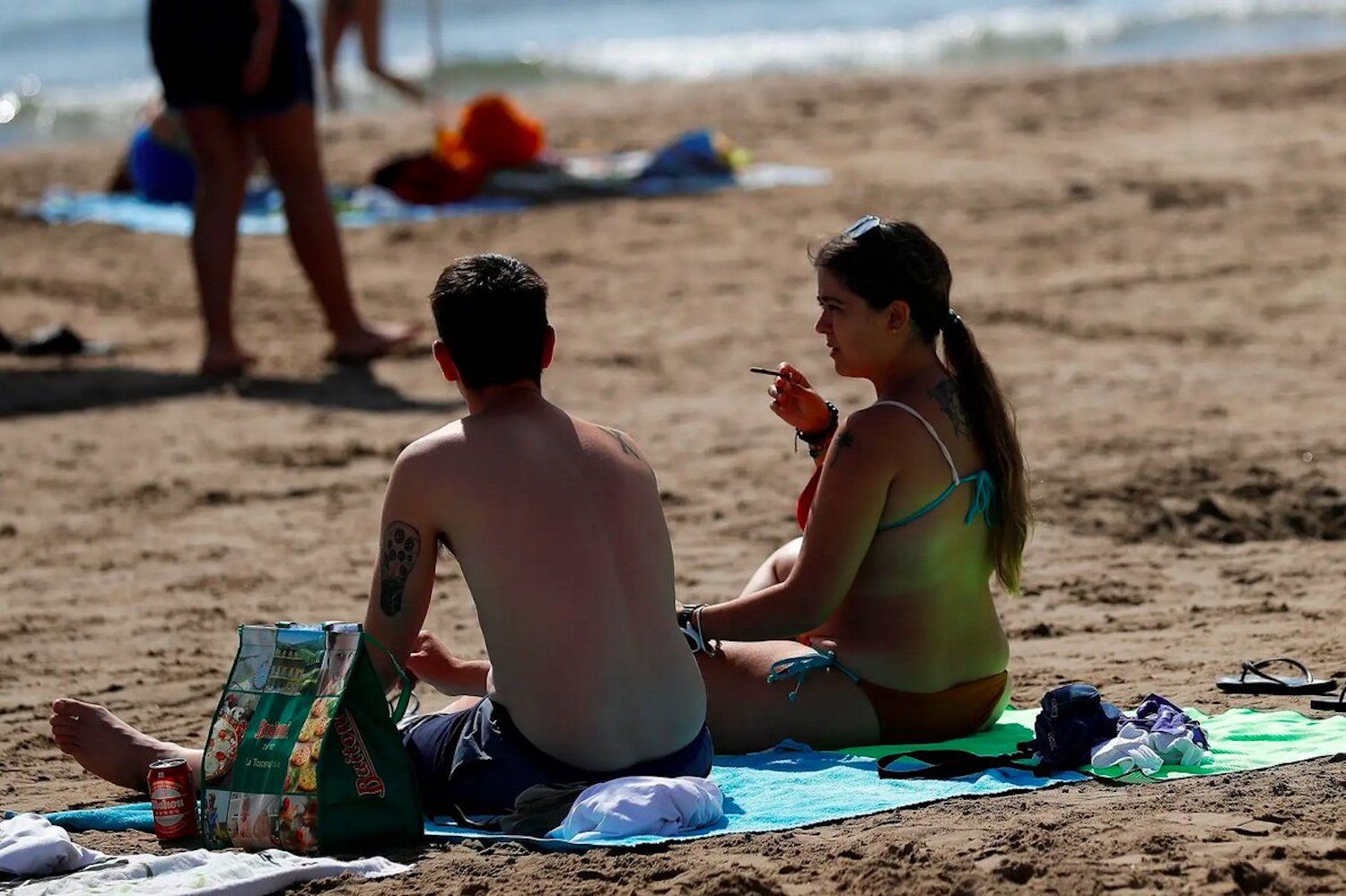 Imagen de archivo de una mujer fumando en una playa de Barcelona / EFE