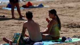 Imagen de archivo de una joven fumando en una playa de Barcelona / EFE