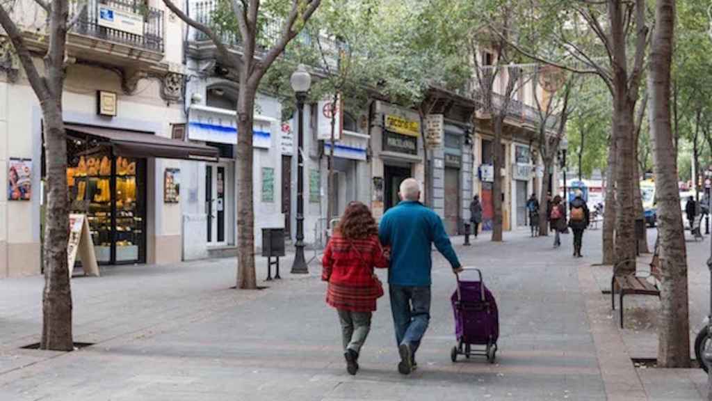 Dos vecinos pasean por el Camp de l'Arpa del Clot