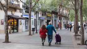 Dos vecinos pasean por el Camp de l'Arpa del Clot / AYUNTAMIENTO DE BARCELONA