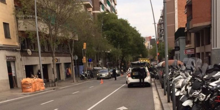 Agentes de la Guardia Urbana en el lugar del accidente / CEDIDA