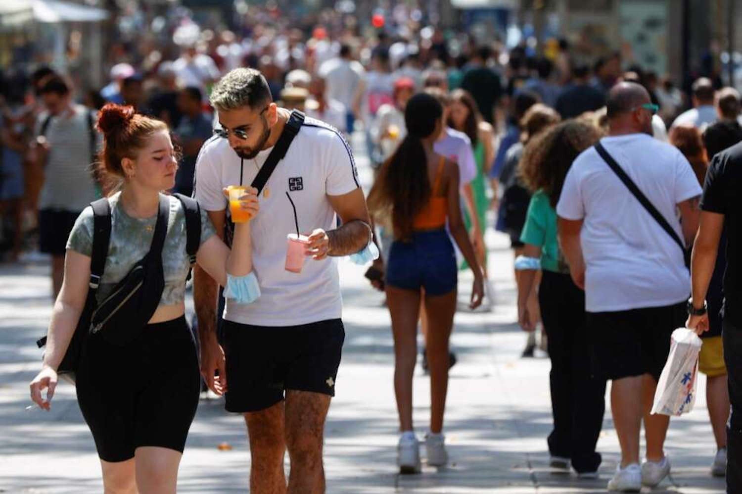 Turistas en Semana Santa en Barcelona, que generaron actitudes de 'turismofobia' post-pandemia en el Ayuntamiento / EFE