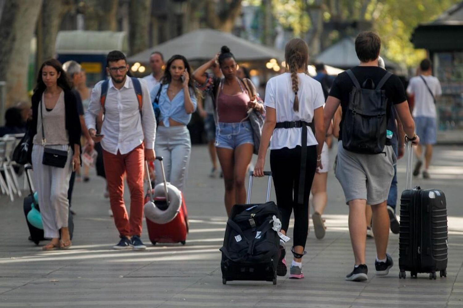 Turistas paseando por la Rambla en plena ocupación hotelera en una Semana Santa anterior al covid-19 / EFE