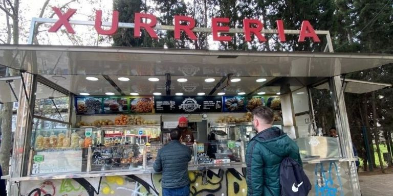 Clientes esperan para ser atendidos en la churrería Alpuente / METRÓPOLI