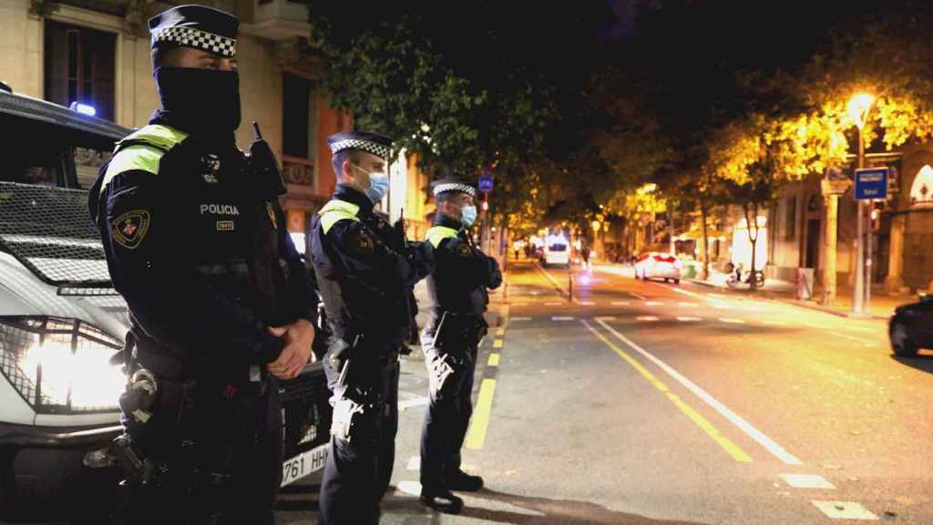 Agentes de la Guardia Urbana en Sants en una imagen de archivo