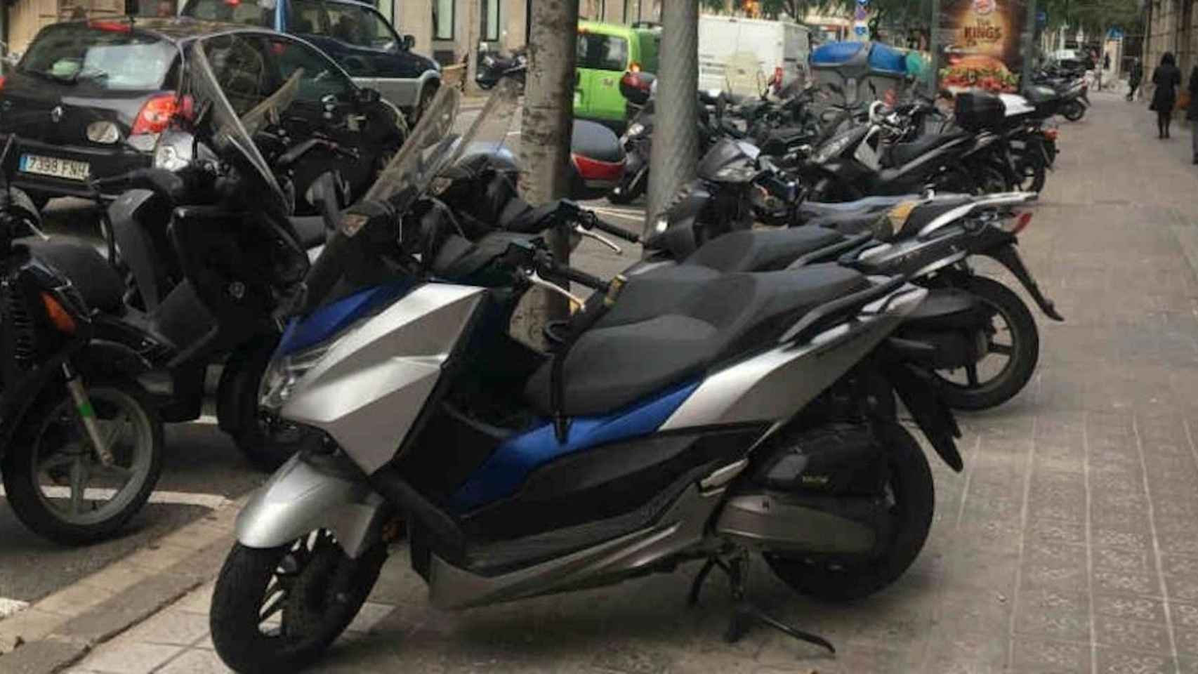 Motos estacionadas en Barcelona / METRÓPOLI - CR