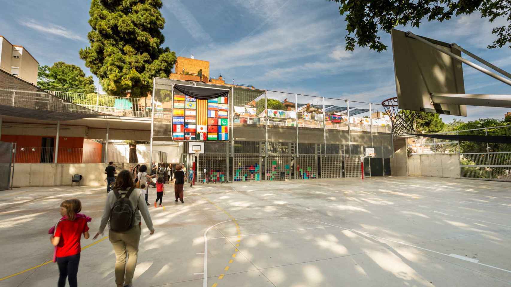 Un patio con alumnos en un colegio de Barcelona / AYUNTAMIENTO DE BARCELONA