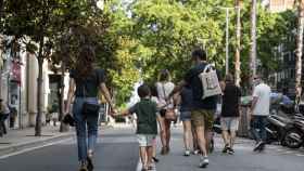 Una familia pasea por la calle Gran de Gràcia de Barcelona / AYUNTAMIENTO DE BARCELONA