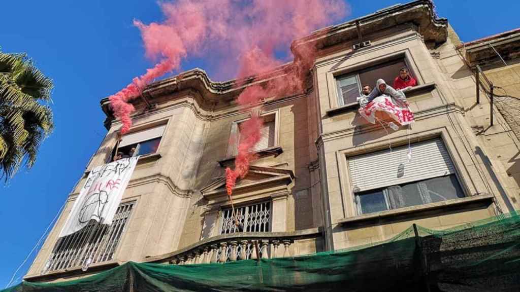 El grupo de okupas desplegando pancartas en uno de los edificios del centro de Santa Coloma / FACEBOOK