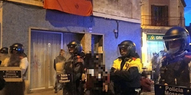 Agentes de los Mossos en un desalojo este marzo / FACEBOOK