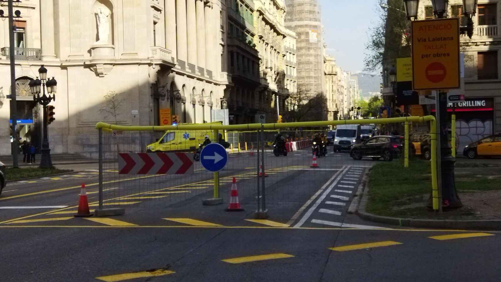 El tráfico cortado de subida por vía Laietana, a la altura de la plaza de Antoni Maura / METRÓPOLI - JORDI SUBIRANA