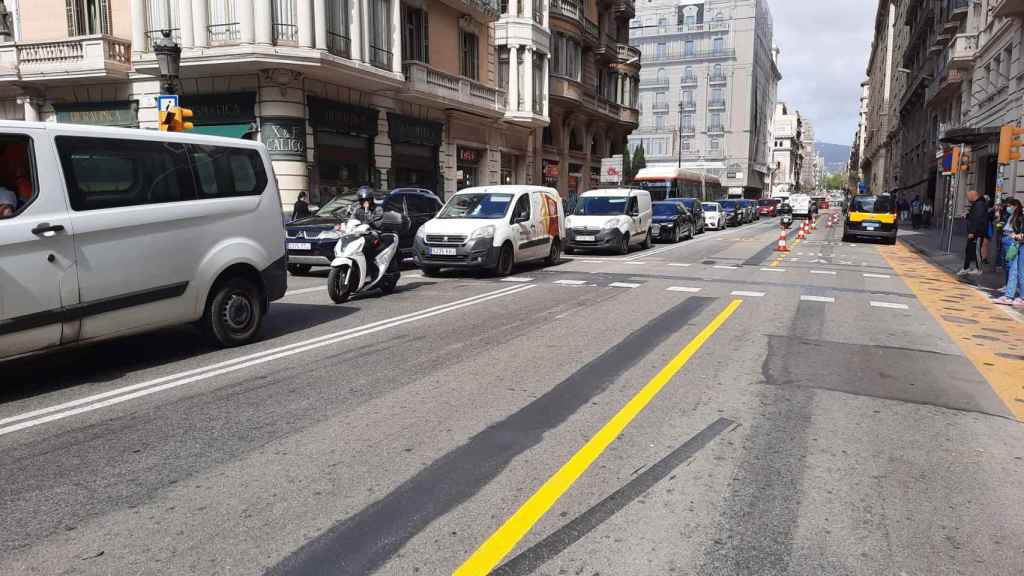 Colas de bajada, este lunes en vía Laietana / JUNTSXCAT