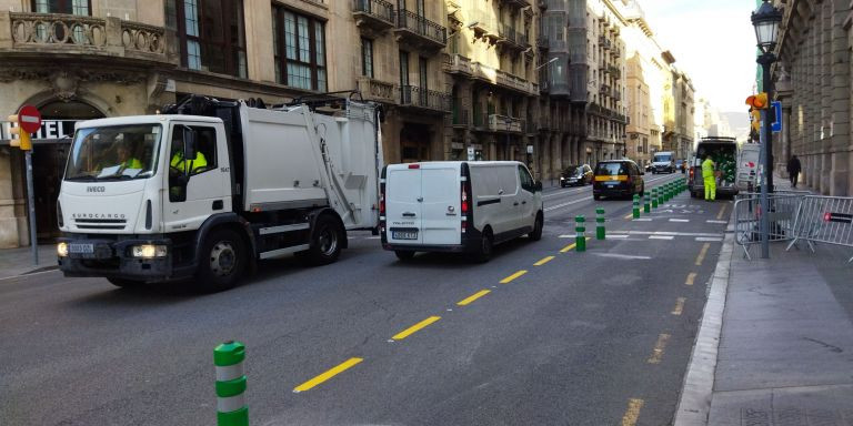 Circulación en vía Laietana, por debajo de la plaza de Antoni Maura / METRÓPOLI - JORDI SUBIRANA