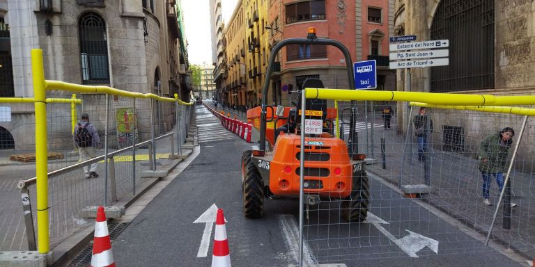 La calle de les Jonqueres, cerrada a la circulación, al lado de vía Laietana / METRÓPOLI - JORDI SUBIRANA 