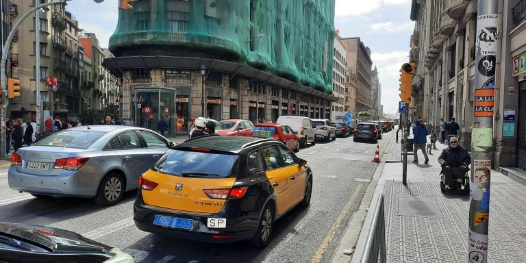 Colas de coches junto al edificio de CCOO de vía Laietana / JUNTSXCAT