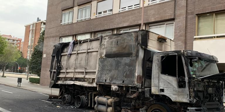 El camión calcinado el sábado tras el incendio / CEDIDA