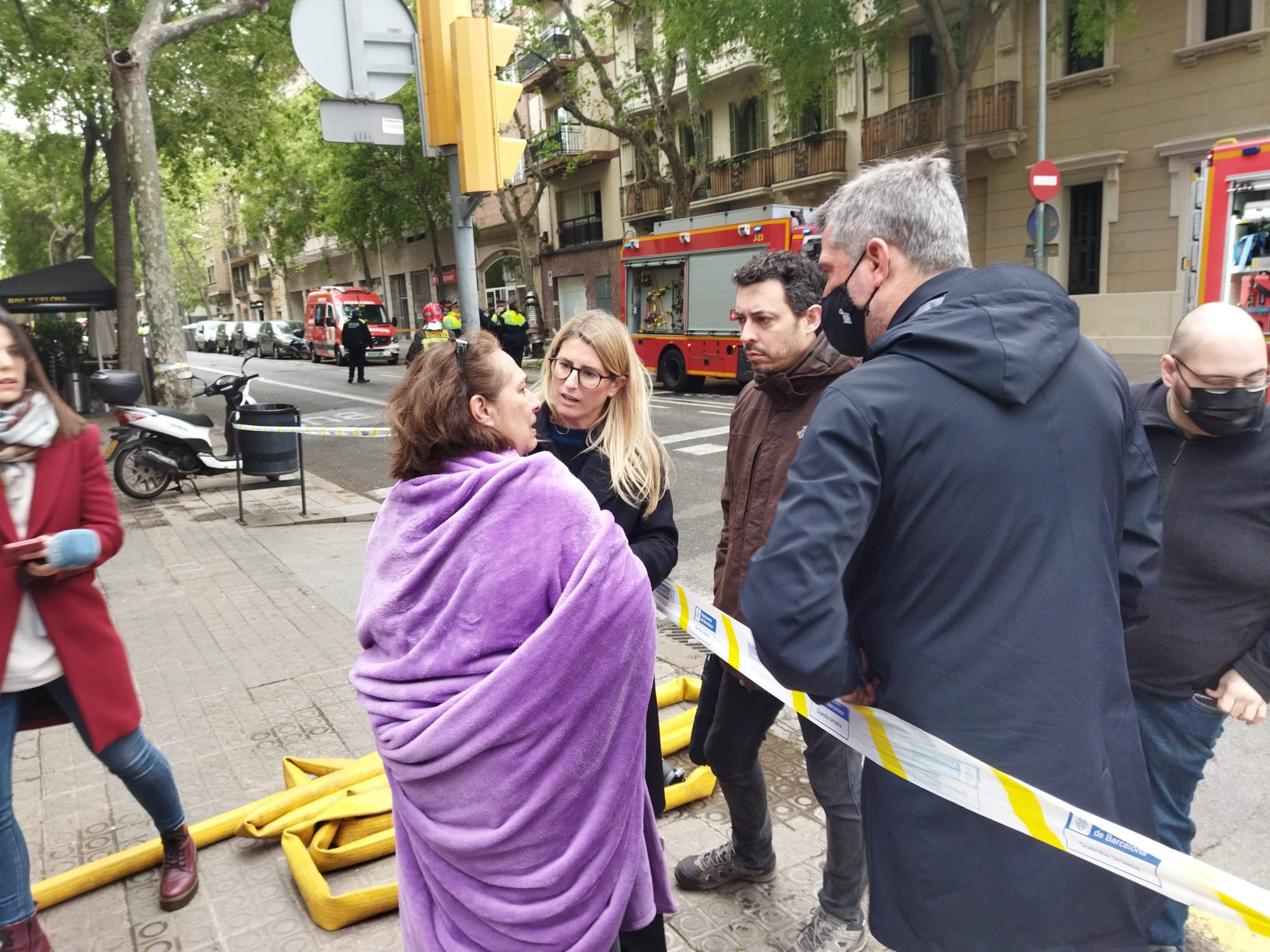 Iliana, junto a la presidenta de Junts per Catalunya, Elsa Artadi / JORDI SUBIRANA