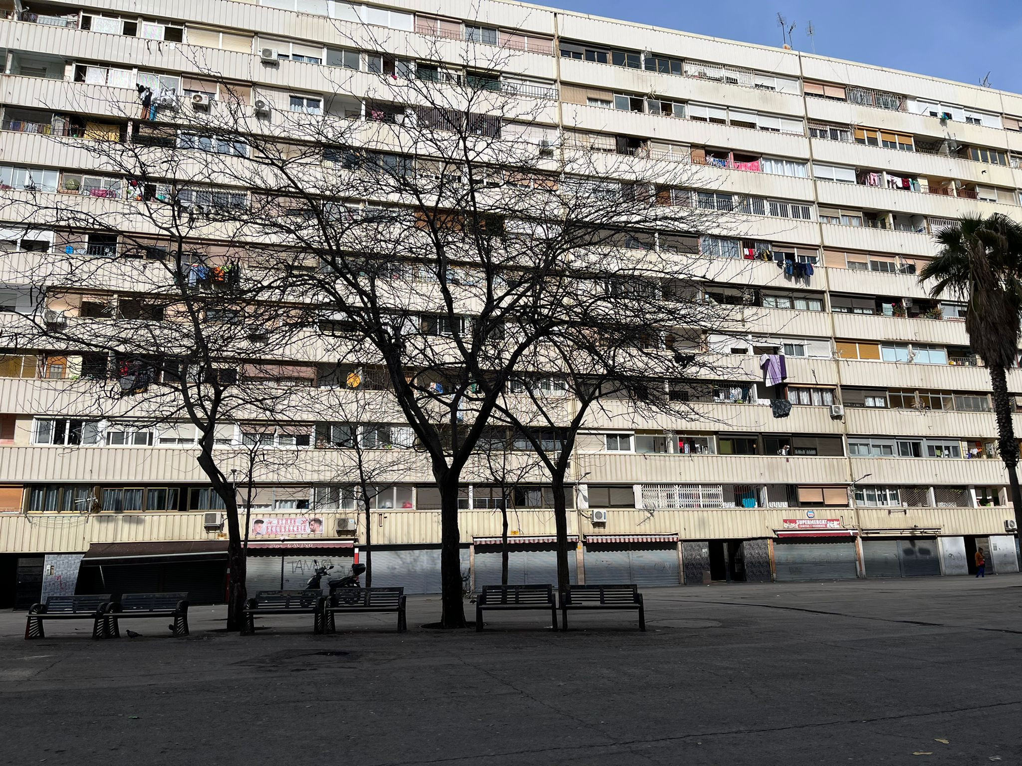 Un edificio del barrio de La Mina de Sant Adrià / ÁNGELA VÁZQUEZ