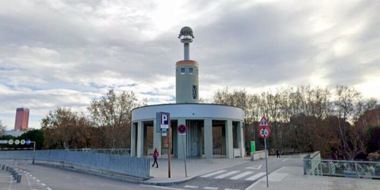 El helicoide de la Espanya Industrial da acceso al parque desde la esquina del paseo de Sant Antoni con la calle Premià / GOOGLE STREET VIEW