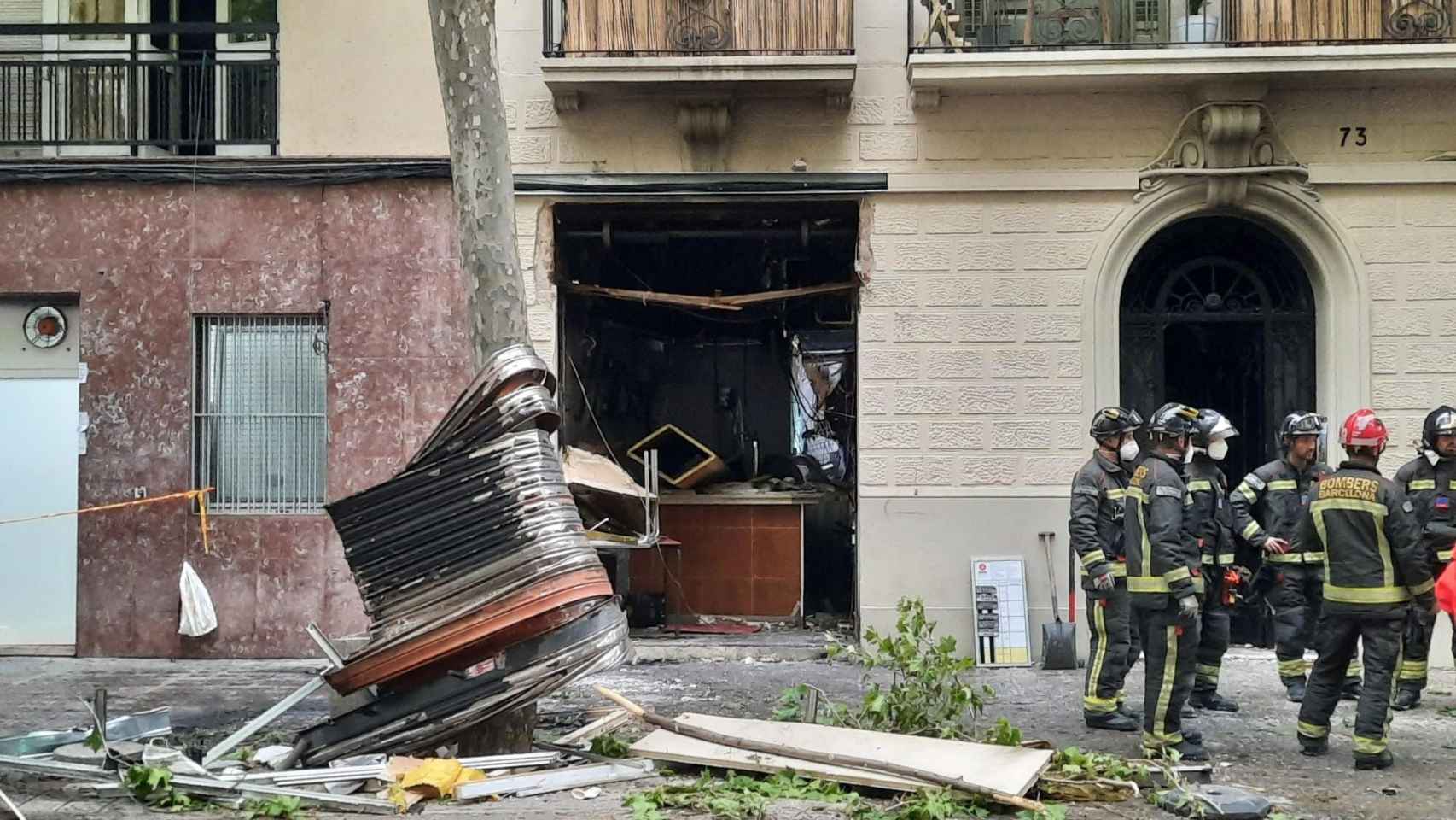 Bomberos, frente al edificio incendiado este martes en el Eixample / JORDI SUBIRANA