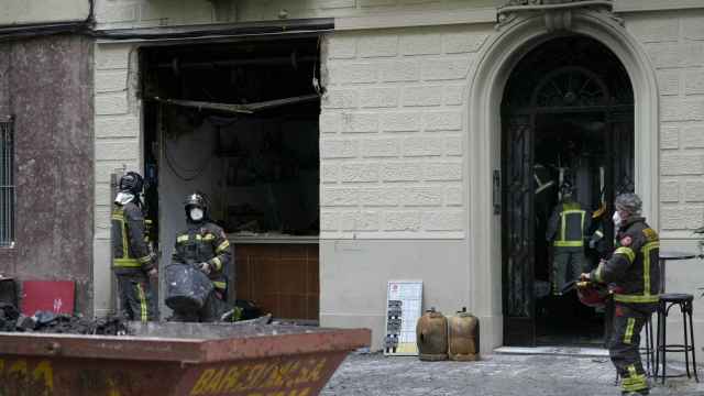 Bomberos trabajan en el edificio incendiado este martes en el Eixample / EFE