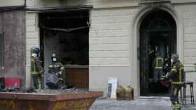 Bomberos trabajan en el edificio incendiado este martes en el Eixample / EFE