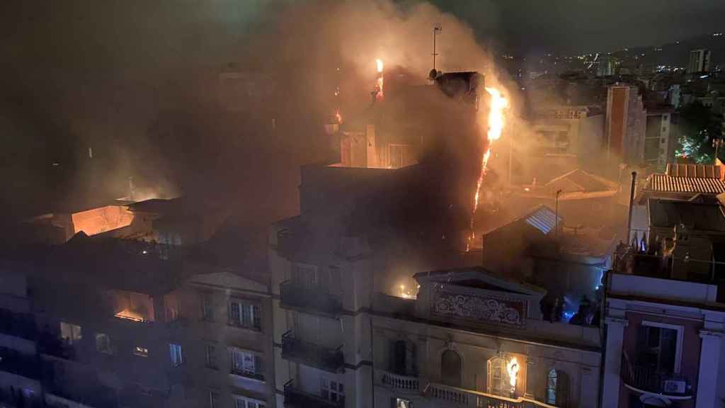 Incendio esta madrugada en el Eixample / @robertdiezjr