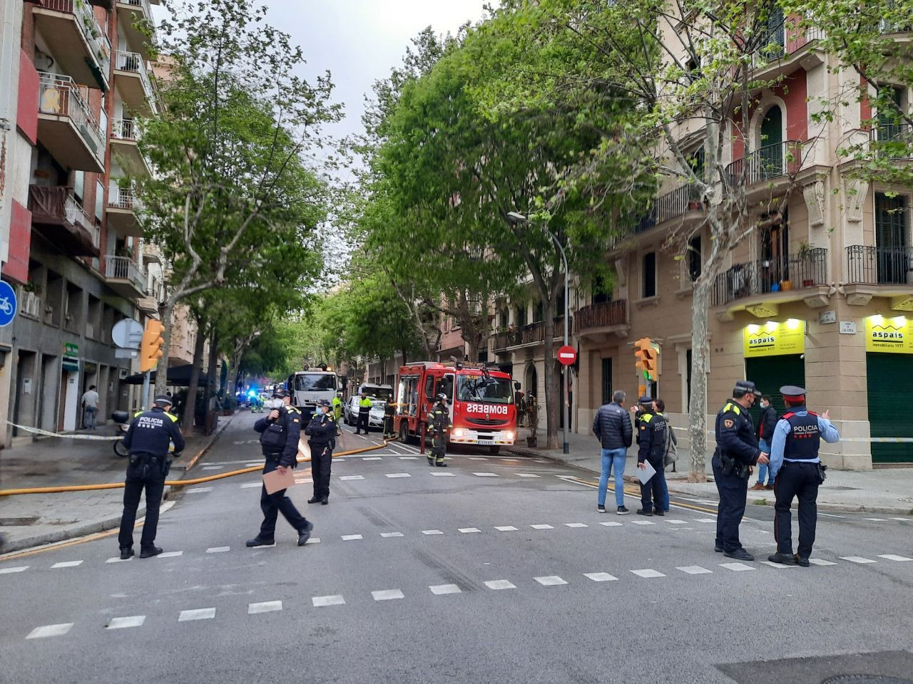 Efectivos de bomberos y de policía en el lugar del incendio, en el Eixample / TWITTER BOMBERS BCN