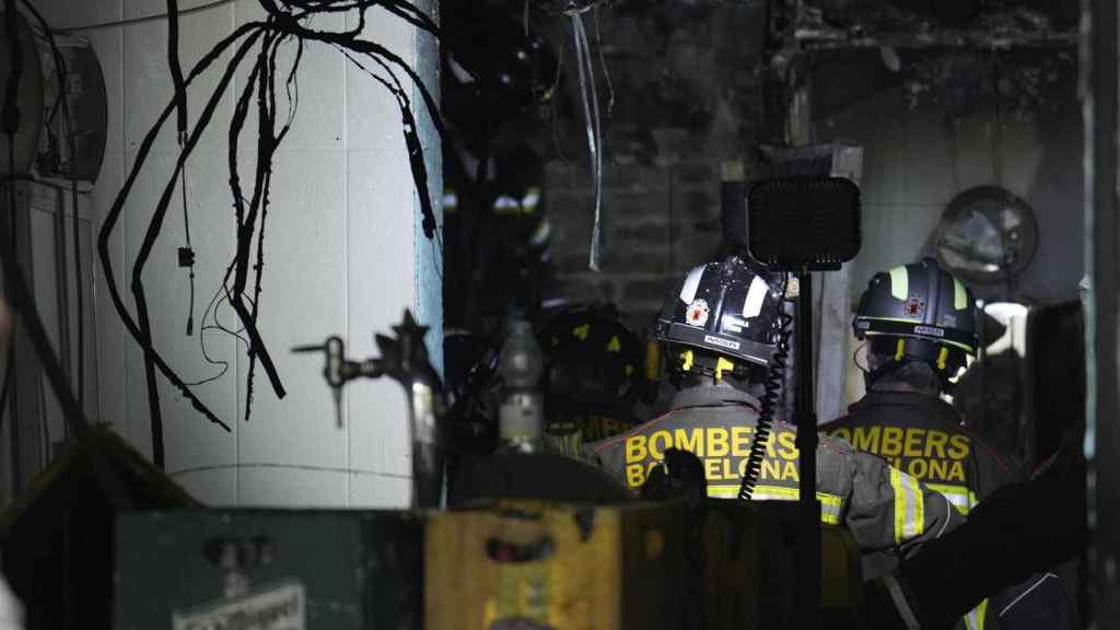 Bomberos en el edificio del Eixample / EFE