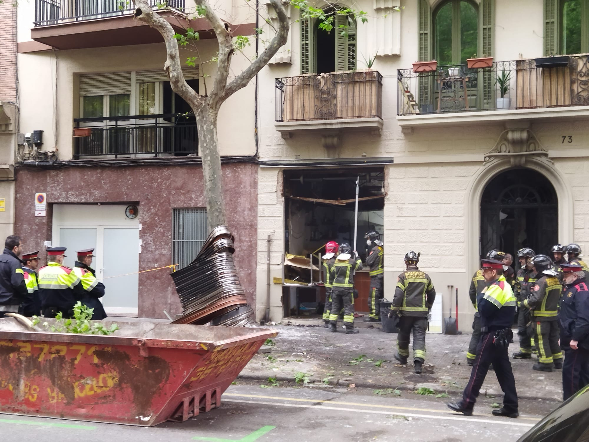 Los bomberos inspeccionan esta mañana el lugar del incendio / JORDI SUBIRANA