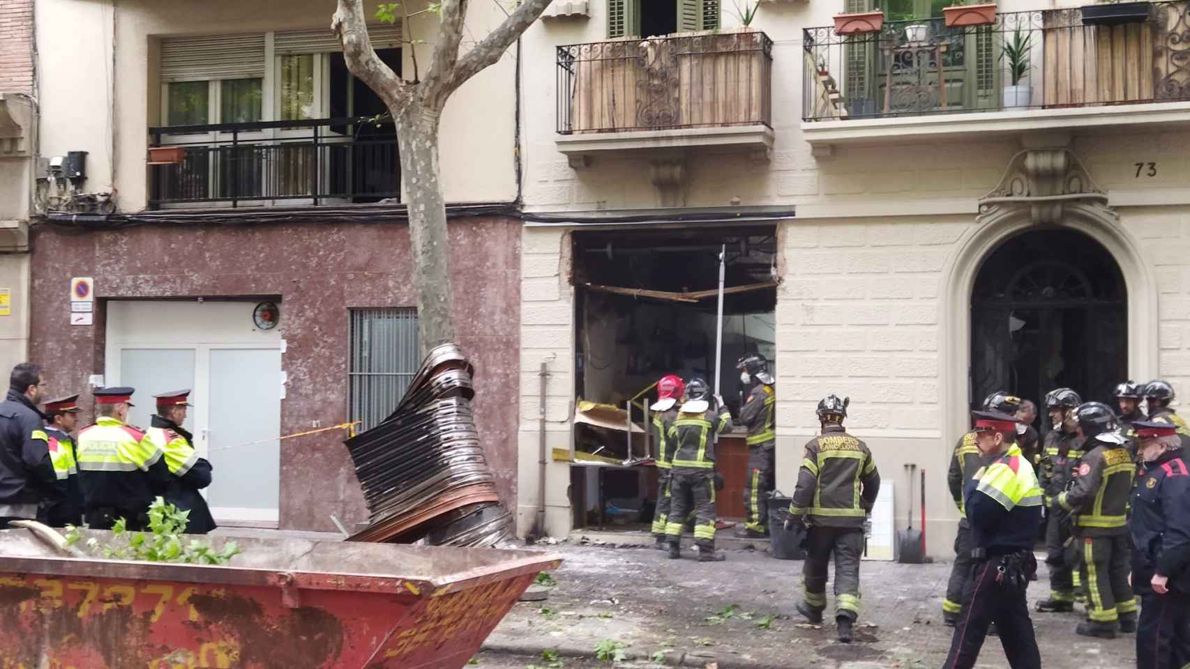 Los bomberos inspeccionan esta mañana el lugar del incendio / JORDI SUBIRANA