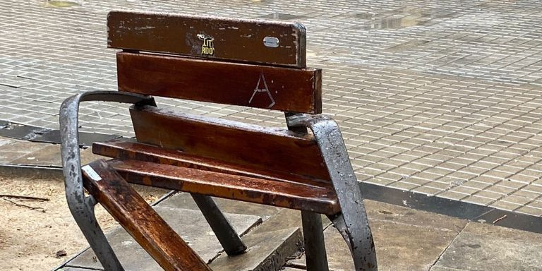 Una silla destrozada, este abril, en la ronda de Sant Antoni / CEDIDA