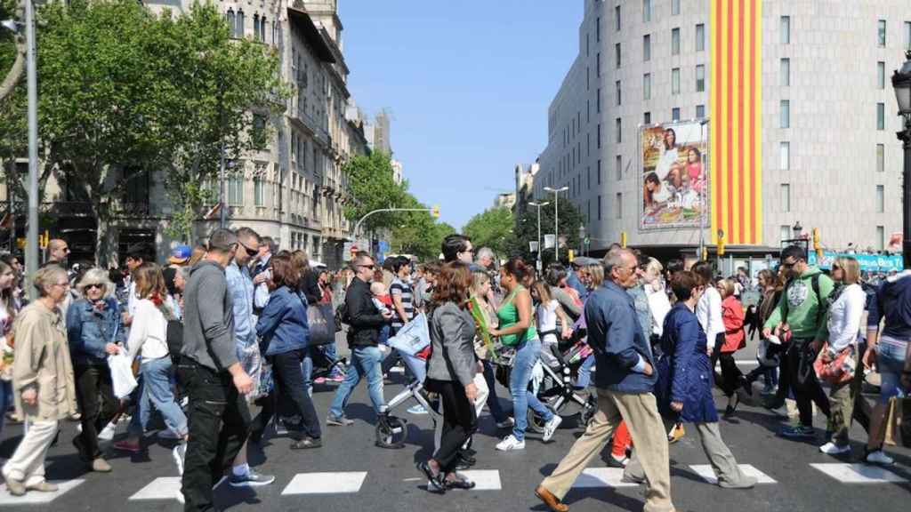 Barceloneses pasean por el centro de Barcelona en una imagen de archivo